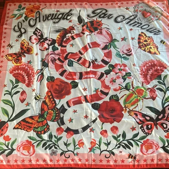 Gucci マフラー L' Aveugle Par Amour スカーフ GUCCI Silk Scarf Rare L'aveugle Par Amour Snake Roses and